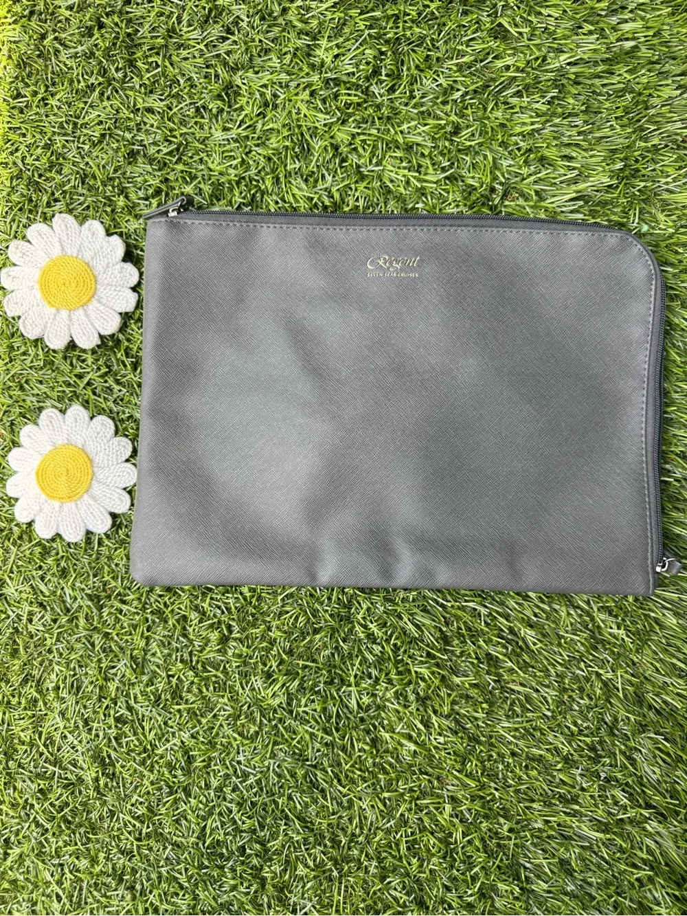 Regent Seven Seas Cruises Gray Saffiano Laptop Sleeve🩶🤍